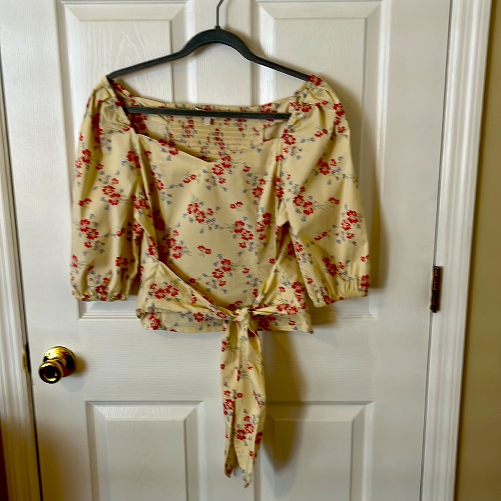 WAYF Large Cream Floral Top Wit Front Wrap.